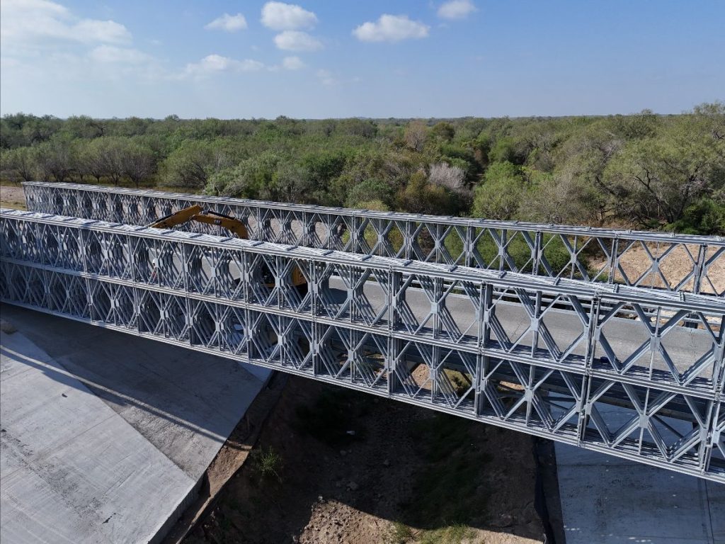 Bridge project using ring climbing cylinders.