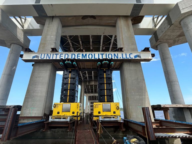 JS500 being used in a heavy lifting project.