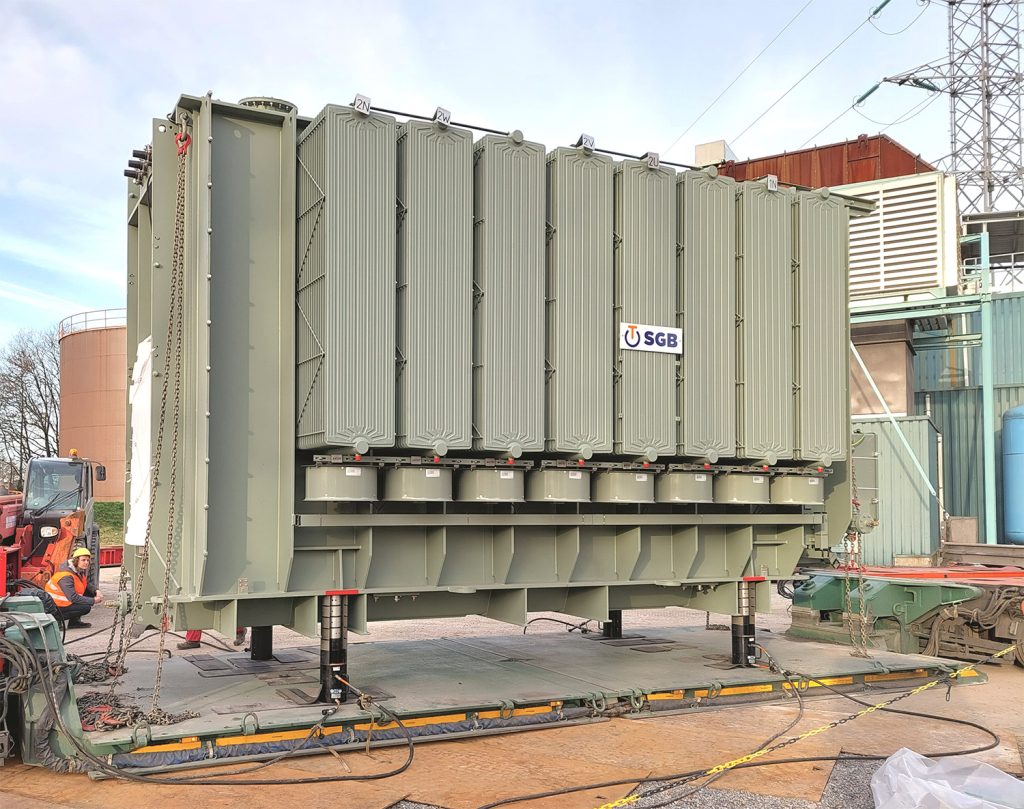 Ring Climbing Cylinders being used to lift heavy equipment.